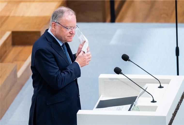 Niedersachsen: Mehr 2G-Regel und weniger Maskenpflicht Stephan Weil (SPD), Ministerpräsident Niedersachsen, hält eine Regierungserklärung zur Corona-Pandemie im niedersächsischen Landtag.