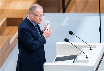 Stephan Weil (SPD), Ministerpräsident Niedersachsen, hält eine Regierungserklärung zur Corona-Pandemie im niedersächsischen Landtag.