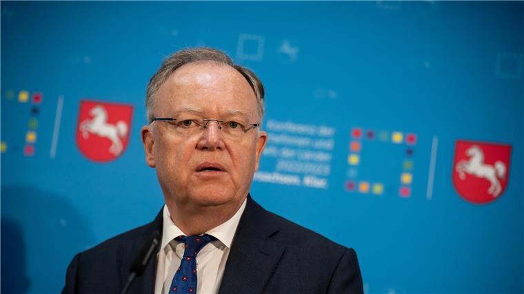 Weil besucht Gedenkstätte der Opfer von Anschlägen in Oslo Stephan Weil, Ministerpräsident von Niedersachsen, bei einer Pressekonferenz.