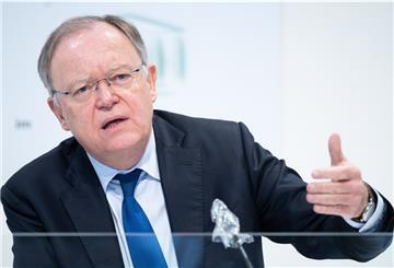 Stephan Weil (SPD), Ministerpräsident von Niedersachsen, spricht in der Landespressekonferenz im niedersächsischen Landtag.