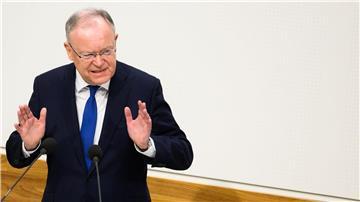 Stephan Weil (r, SPD), Ministerpräsident von Niedersachsen, hält im Landtag Niedersachsen eine Regierungserklärung.