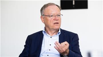 Stephan Weil sitzt in seinem Büro in der Staatskanzlei während eines Interview der dpa.