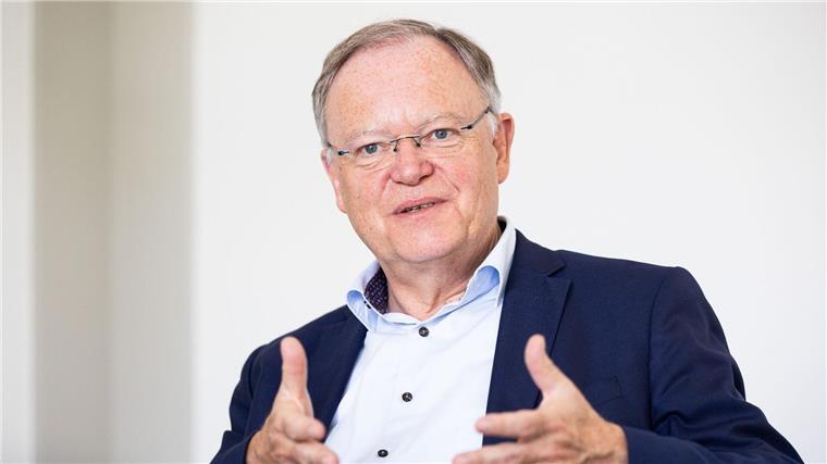 Ministerpräsident Weil: Als Gemeinschaft sind wir stark Stephan Weil sitzt in seinem Büro in der Staatskanzlei bei einem Interview der Deutschen Presse-Agentur.