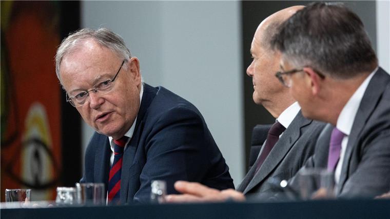 Ministerpräsident hält Asylverfahren für möglich Stephan Weil (SPD, l), Ministerpräsident von Niedersachsen, spricht während einer Pressekonferenz.