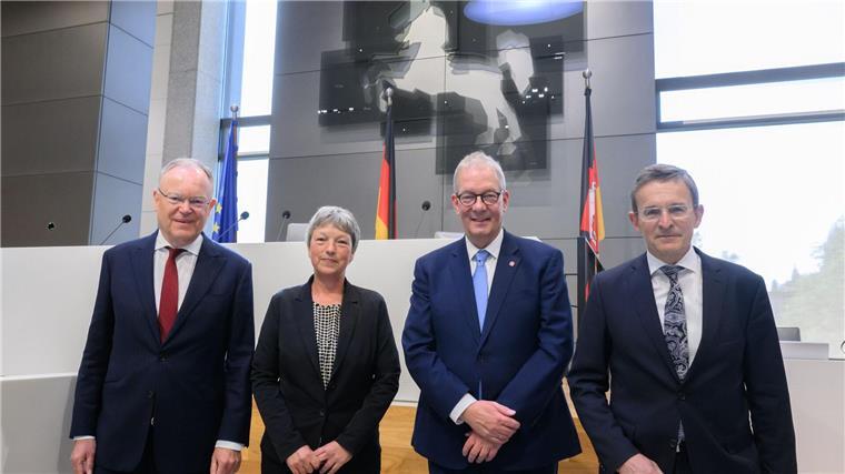 75 Jahre Grundgesetz: Politiker fordern Demokratieeinsatz Stephan Weil (SPD, l-r), Ministerpräsident von Niedersachsen, Hanna Naber (SPD), Landtagspräsidentin von Niedersachsen, Andreas Busch, Professor für Politikwissenschaft an der Universität Göttingen, und Wilhelm Mestwerdt, Präsident des Niedersächsischen Staatsgerichtshofes.