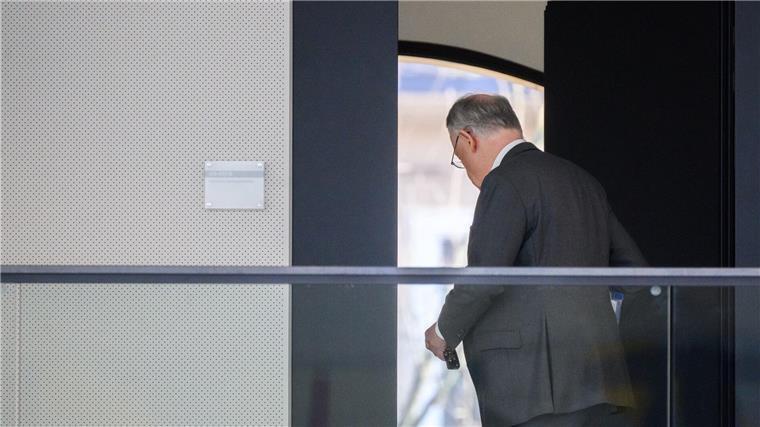 Mehr Geld für Weil-Mitarbeiterin: Debatte im Landtag Stephan Weil (SPD), Ministerpräsident Niedersachsen, verschließt sein Büro im Landtag Niedersachen.