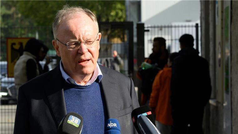 Stephan Weil (SPD), Ministerpräsident Niedersachsen, steht vor der Landesaufnahmebehörde Niedersachsen am Standort Braunschweig.