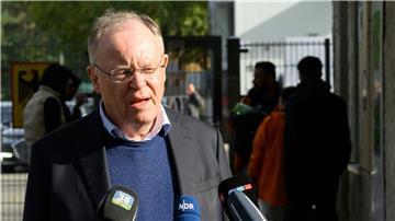 Stephan Weil (SPD), Ministerpräsident Niedersachsen, steht vor der Landesaufnahmebehörde Niedersachsen am Standort Braunschweig.