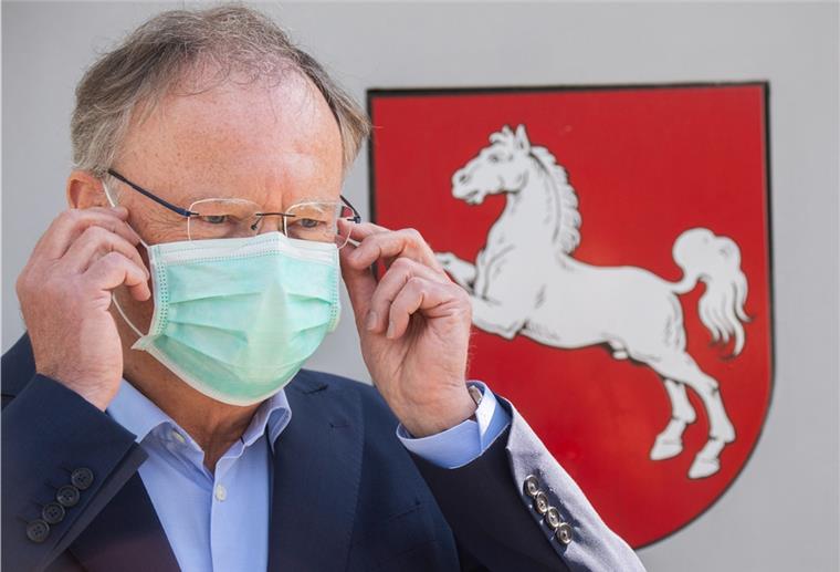 Weil: Mehr Freiheiten nach Schnelltests Stephan Weil (SPD), Ministerpräsident Niedersachsen, steht vor der Staatskanzlei und zieht einen Mundschutz an.