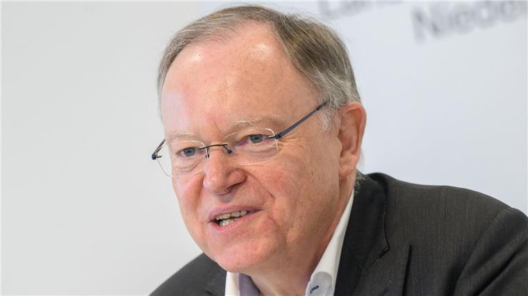 Weil wünscht Muslimen Zuversicht zum Fastenmonat Stephan Weil (SPD), Ministerpräsident von Niedersachsen, spricht bei einer Pressekonferenz.