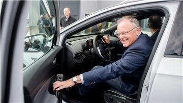 Stephan Weil (SPD), Ministerpräsident von Niedersachsen, sitzt in einem Auto.