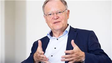 Stephan Weil (SPD), Ministerpräsident von Niedersachsen, sitzt in seinem Büro in der Staatskanzlei bei einem Interview mit der Deutschen Presse-Agentur.