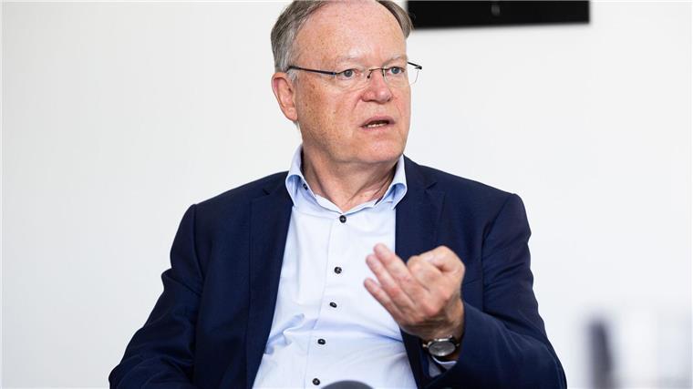 Weil fordert Umsetzung des Beschleunigungspaktes Stephan Weil (SPD), Ministerpräsident von Niedersachsen, sitzt in seinem Büro in der Staatskanzlei während eines Interviews der Deutschen Presse-Agentur.