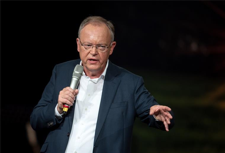 Weil: Maritime Industrie ist wichtig für Sicherheit des Landes Stephan Weil (SPD), Ministerpräsident von Niedersachsen, spricht bei der Veranstaltung zum Wahlkampf-Auftakt