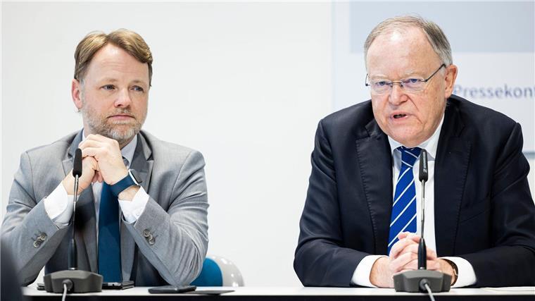 Ausschuss zu Weil-Mitarbeiterin befragt Finanzminister Stephan Weil (SPD, r), Ministerpräsident von Niedersachsen, spricht auf einer Pressekonferenz zu einem Nachtragshaushalt aufgrund des Hochwassers in der Landespressekonferenz neben Gerald Heere (Bündnis 90/Die Grünen), Finanzminister von Niedersachsen.