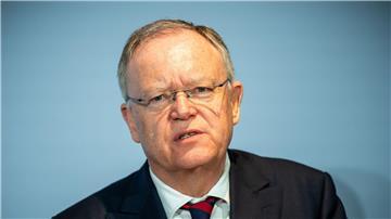 Stephan Weil (SPD),spricht bei der Pressekonferenz.
