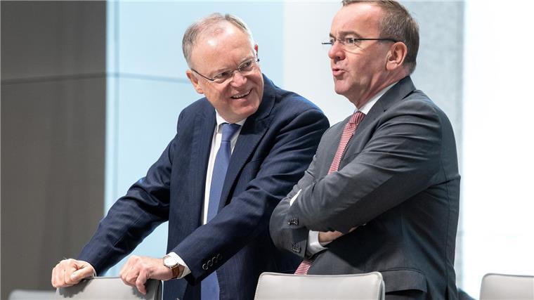 Stephan Weil und Boris Pistorius (beide SPD) sind Weggefährten aus Niedersachsen. Pistorius war Weils Innenminister, bevor dieser Bundesverteidigungsminister in Berlin wurde.