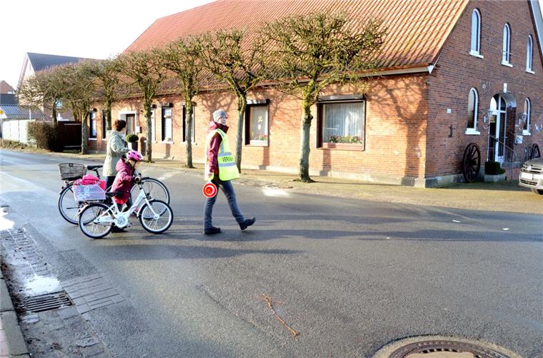 Stephanie Krause sorgt als Verkehrshelferin morgens und mittags dafür, dass die Schüler sicher über die Lindenallee (Landesstraße 143) in Bexhövede kommen. 