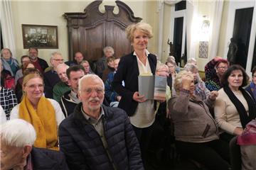 Stephanie Trapp  gastiert mit Valentin-Texten im Museum Nordenham. Dort war sie auch 2019 erfolgreich.