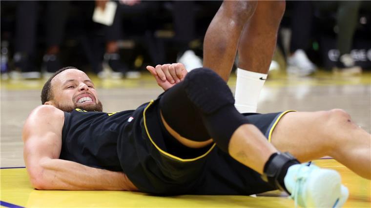 Stephen Curry von den Golden State Warriors hat sich am unteren Rücken verletzt.