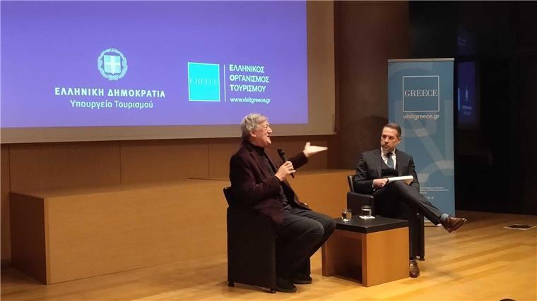 Stephen Fry bei seinem Besuch im Akropolis-Museum.