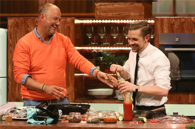 "Schlimmer als Hitler": Das sind die Reaktionen im Netz zu "Die beste Show der Welt" Sternekoch Frank Rosin (links) hatte bei "Das Auge kocht mit" seine liebe Müh und Not, Klaas Heufer-Umlauf zu dirigieren.