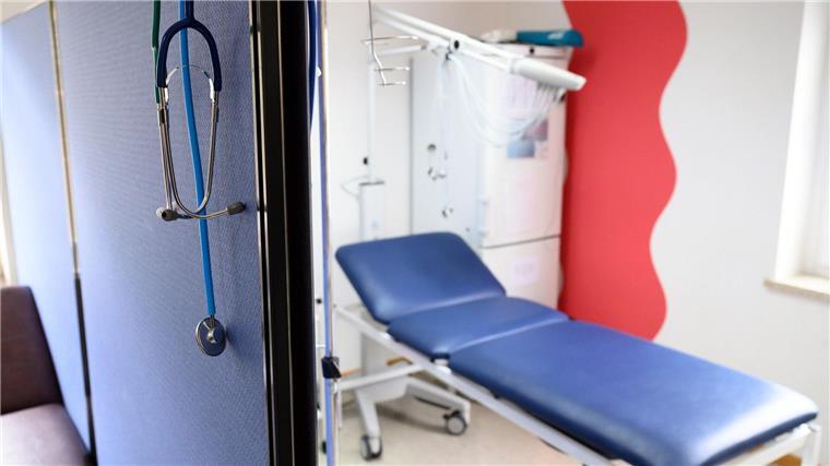 Stethoskope hängen im Behandlungszimmer einer Hausarztpraxis.