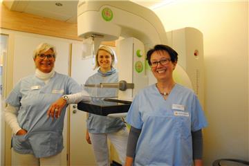 Stets fröhlich bei der Arbeit im Mammobil: Die Mitarbeiterinnen der Stader Klinik Dr. Hancken (von links): Petra Stabrey, Katharina Holste und Claudia Stüber röntgen, um Brustkrebs aufzuspüren.