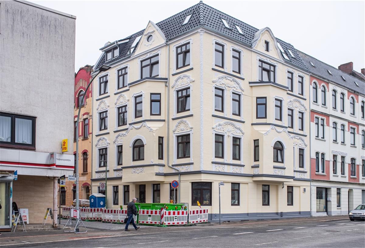 Stadteilkonferenz über Zoom Steuerberater Holger Kühnel kaufte und saniert aktuell das vom Brand 2019 in der Krumme Straße/Ecke Hafenstraße in Lehe betroffene Wohnhaus. Mit Ausbau des Dachgeschosses und Einbau eines Fahrstuhls in den Altbau. Foto: Hartmann