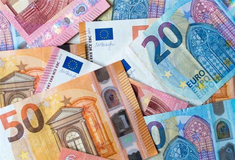 Altersfreibetrag verspricht bis zu 627 Euro steuerfrei! Das müssen Rentner jetzt wissen Geldscheine liegen auf einem Tisch. Rentner können sich über 600 Euro pro Jahr an Entlastung sichern.