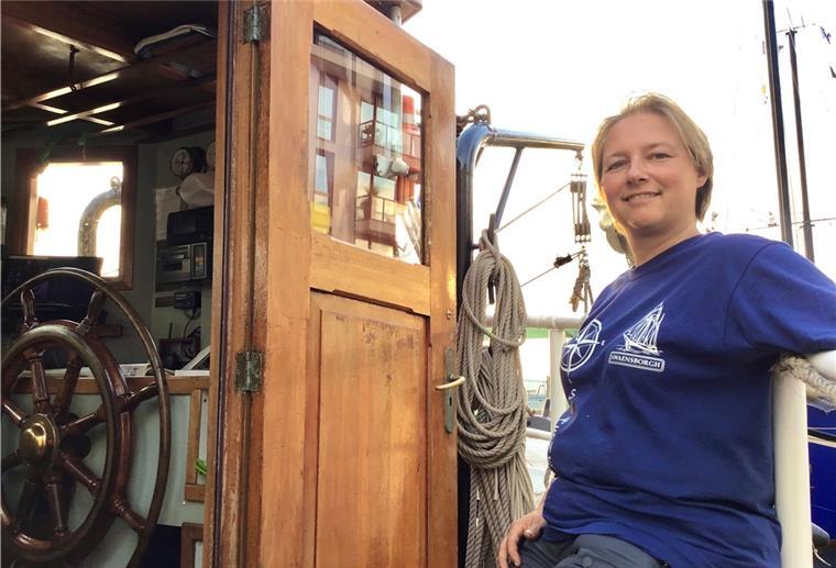 Auf der „Schwanenburg“ hat sie das Sagen Steuerfrau mit Kapitänspatent: Patricia Heinstein, die gebürtige Bayerin, hat ihr Leben in die Niederlande verlegt. An Bord des nostalgischen Dreimasters "Swaensborgh" ist die kleine „Steuerhütte“ ihr liebster Platz.