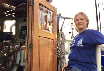 Steuerfrau mit Kapitänspatent: Patricia Heinstein, die gebürtige Bayerin, hat ihr Leben in die Niederlande verlegt. An Bord des nostalgischen Dreimasters "Swaensborgh" ist die kleine „Steuerhütte“ ihr liebster Platz.