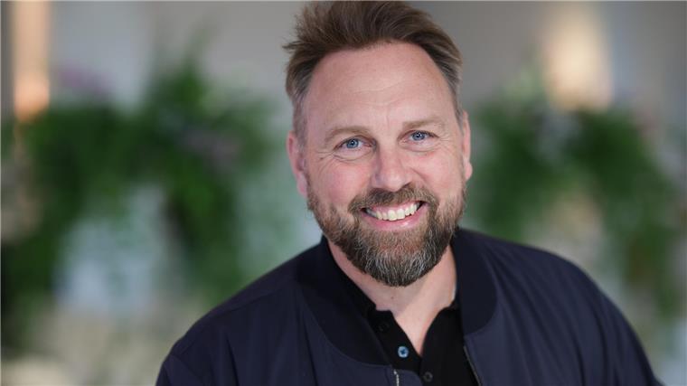 Steven Gätjen: Deutsche Promis sind manchmal ein bisschen grummelig Steven Gätjen lächelt in die Kamera.