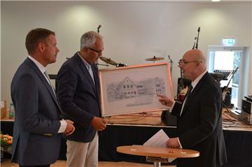 Stifter Hans-Herlof Hardtke (rechts) hat der Stadt nicht nur das kernsanierte Haus der Jugend geschenkt, sondern auch eine aus den 50er Jahren stammende Zeichnung des Gebäudes. Das Bild überreichte er am Montag an Bürgermeister Norbert Wolf und Stadtdirektor Henning Fricke (links).