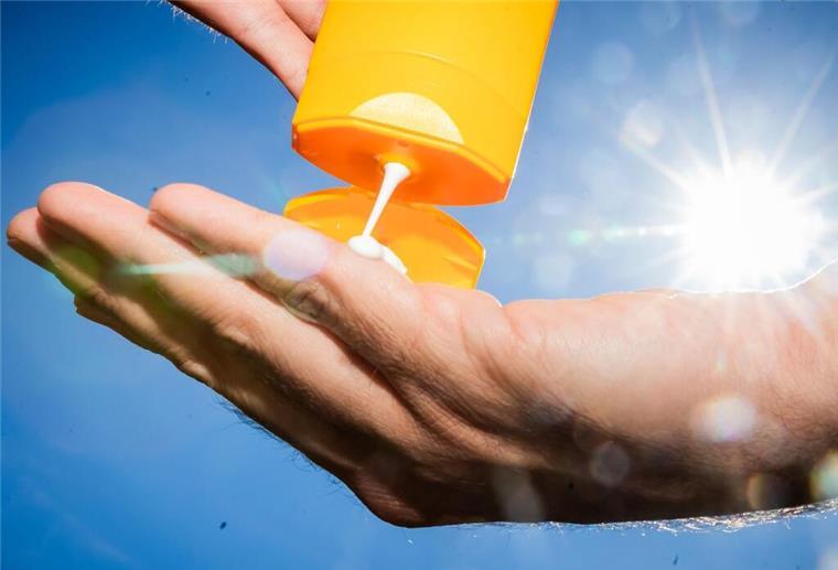 Stiftung Warentest fällt Urteil: Diese Sonnencremes schützen am besten Ein Mann gibt Sonnenmilch aus einer Tube in seine Hand. (Gestellte Szene)