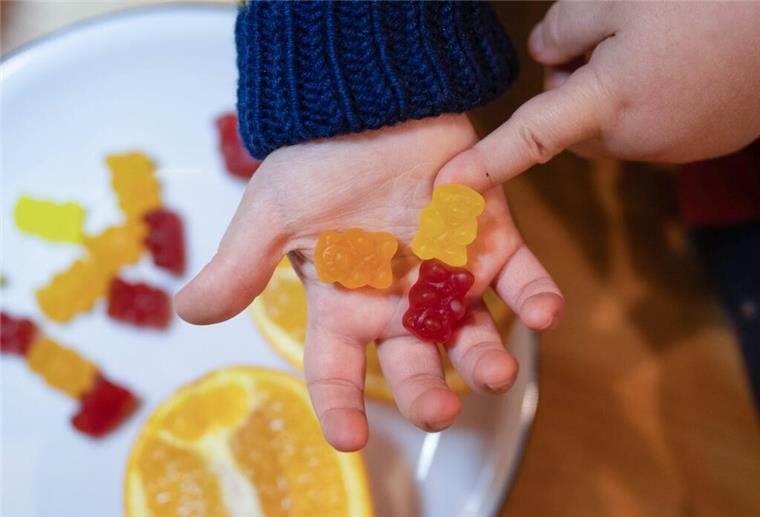 Nahrungsergänzung für Kinder: Stiftung Warentest warnt vor schädlichen Zusätzen ARCHIV - 23.11.2023, Sachsen, Leipzig: Ein Kind hält Kinder-Vitaminbärchen in seiner Hand. (zu dpa: «Warnung vor Nahrungsergänzungsmitteln für Kinder») Foto: Hendrik Schmidt/dpa/dpa-tmn +++ dpa-Bildfunk +++