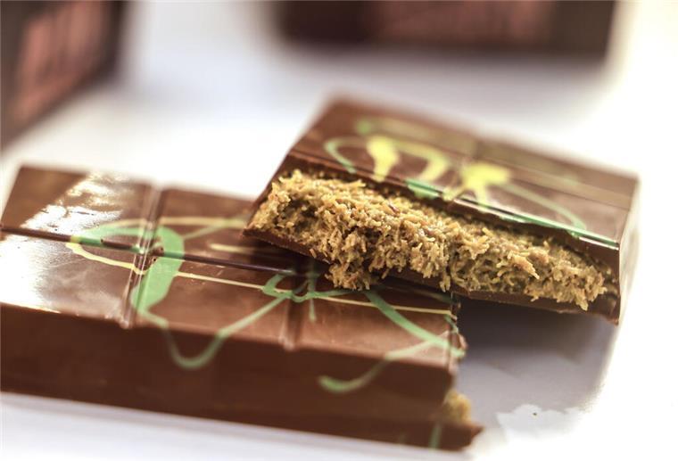 Schimmelpilzgifte und Schadstoffe: Vernichtendes Testergebnis für Dubai-Schokolade Dubai-Schokolade liegt bei der Internationalen Süßwarenmesse auf dem Tisch.