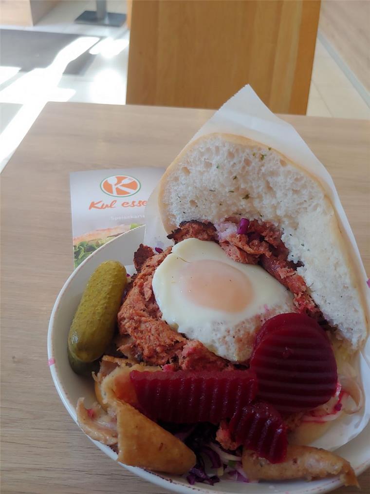 Rekord auf Tarmstedter Ausstellung: Lag es am Labskaus-Döner? Stilecht mit Spiegelei, Rote Bete und Gurke wurde der Labskaus-Döner serviert. Bis er wieder aufgetischt wird, müssen die Kunden ein Jahr warten. Dann findet die nächste Tarmstedter Ausstellung statt.