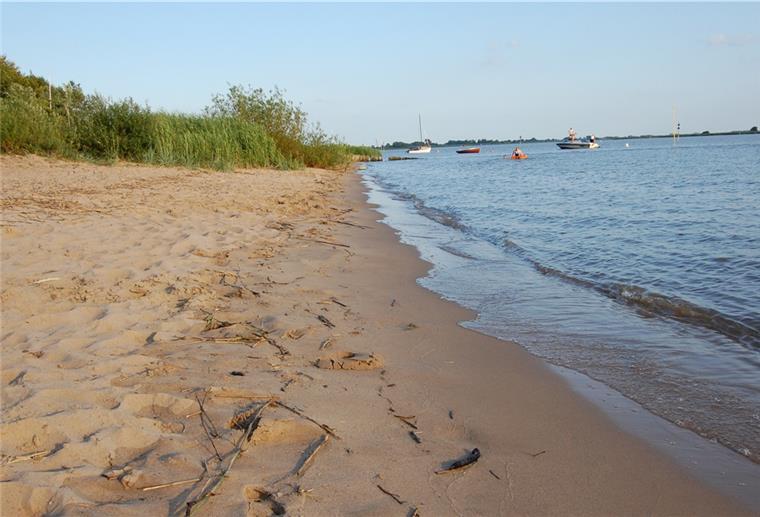Badeverbot in Sandstedt immer noch nicht aufgehoben Still ruht die Weser bei Sandstedt: Schon die zweite Saison in Folge ist das Baden dort verboten.