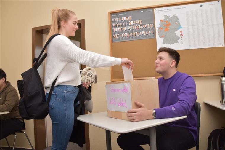 Schüler aus Nordenham haben das neue Jugendparlament gewählt Stimmabgabe für die Wahl des Jugendparlaments am Nordenhamer Gymnasium.