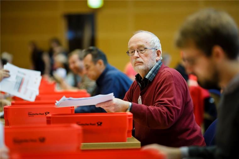 Wahl-Überraschung bei der Bundes-SPD: Beverstedter ist hautnah dabei Stimmen ausgezählt: Der Beverstedter Günter Ihmels als Wahlhelfer beim SPD-Mitgliederentscheid in einem Konferenzraum des Willy-Brandt-Hauses in Berlin.