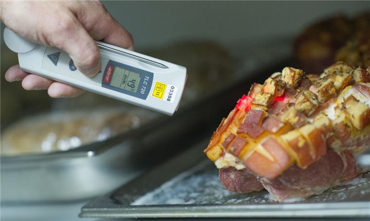 Veterinäramt sorgt für sichere Speisen Stimmt die Temperatur des angebotenen Fleisches? Auch das kontrollieren die Mitarbeiter des Veterinäramts.