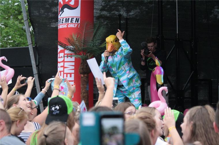 Himmel & Hölle: 1500 Partygäste feiern auf dem Rodenkircher Marktplatz Stimmungssänger Ingo ohne Flamingo heizt der Menge ein.
