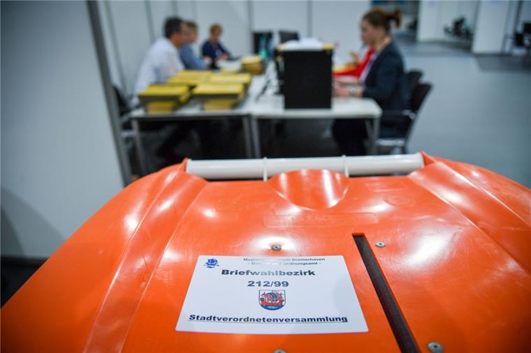 Bremerhaven: Große Koalition verliert Mehrheit im Stadtparlament Stimmzettel werden in der Eisarena ausgezählt.