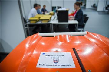 Stimmzettel werden in der Eisarena ausgezählt.