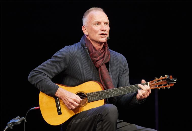Sting: Habe um die Königin geweint Sting, Popstar aus Großbritannien, tritt mit einer Gitarre auf der Bühne im Theater Lübeck auf.