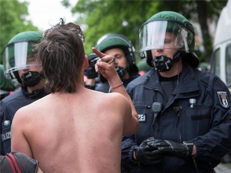 Stinkefinger, Spucken, Gewalt: Bremerhavener Polizist beklagt Respektlosigkeit Stinkefinger, Spucken, Beleidigungen - in Bremerhaven ist das für viele Polizisten Alltag.