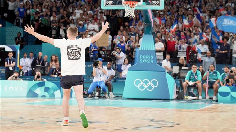 Kurz vor dem Ende: Flitzer bei Basketball-Viertelfinale Störte den Ablauf: Ein Mann in der Basketball-Arena.