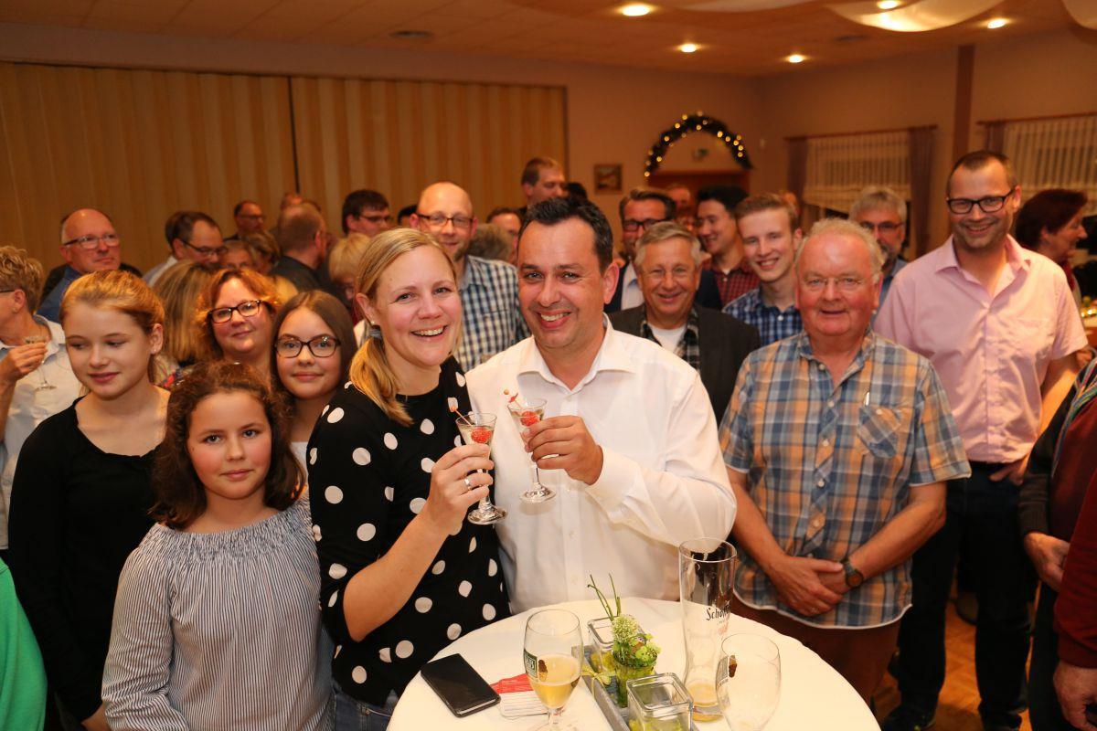 Enges Rennen in Wahlkreis 59 (Unterweser): Oliver Lottke (SPD) gewinnt Stößchen: Oliver Lottke (SPD) (weißes Hemd) zieht in den niedersächsischen Landtag ein.