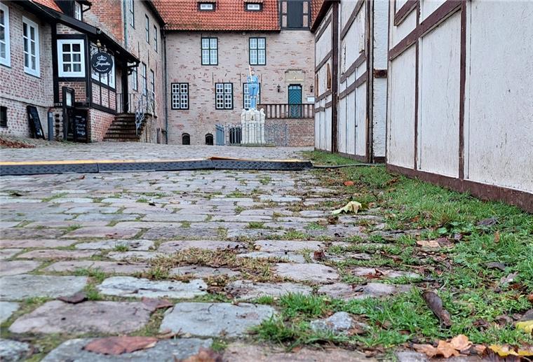 Das Kopfsteinpflaster im Innenhof der Burg Bederkesa.